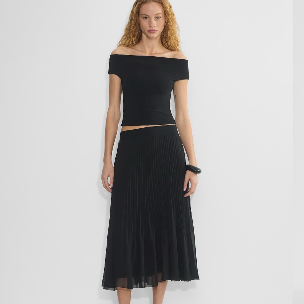 Elegant Black twirl Skirt from Aritzia !
